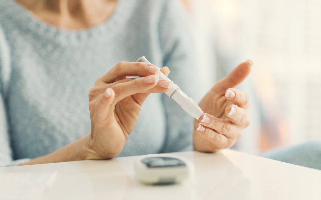femme testant son taux de glucose