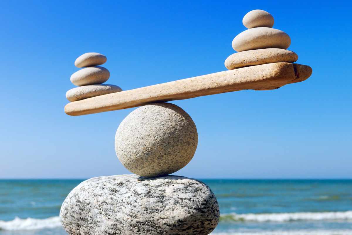 Sculpture de pierre en équilibre sur un rocher en bord de mer
