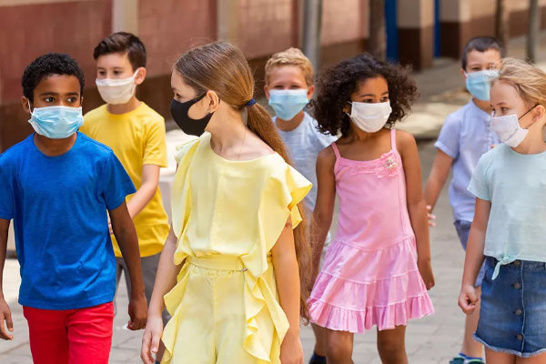 enfants avec masque 600x400 Enfants avec masque