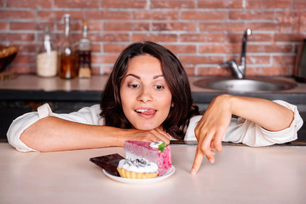 femme devant gateaux 600x400 Femme devant gâteaux