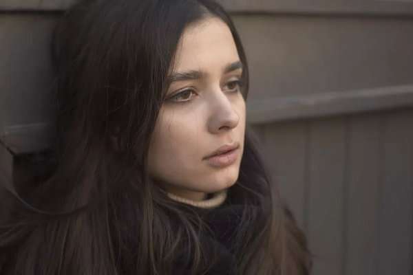 Jeune femme en état de choc